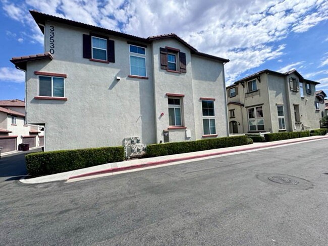 Building Photo - 3 bedroom Murrieta Condo in the gated Will...