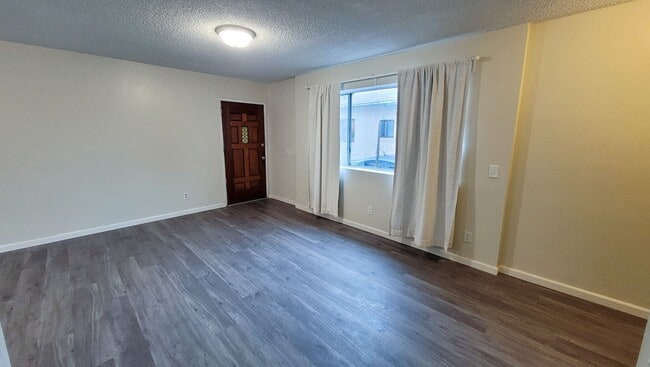 Building Photo - 6 Bedroom 3 Bath Two Story House with REMODELED Kitchen and Bathrooms Available Now!