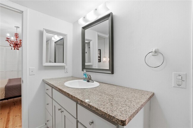 Building Photo - 10 Dogwood Dr