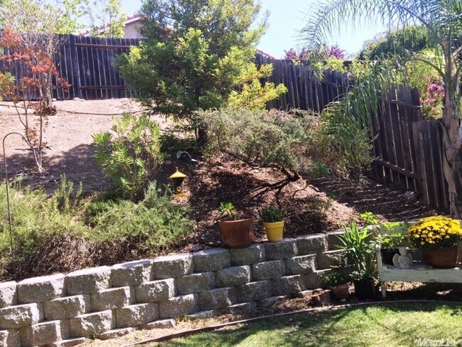 Building Photo - Beautiful Gated 55+ community in Springfie...