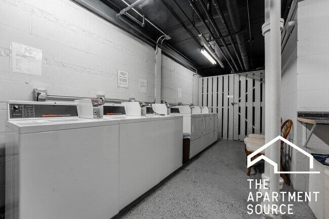 Building Photo - 6821 N Sheridan Rd