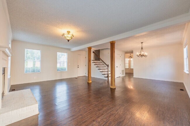 Building Photo - 348 N Birchwood Dr