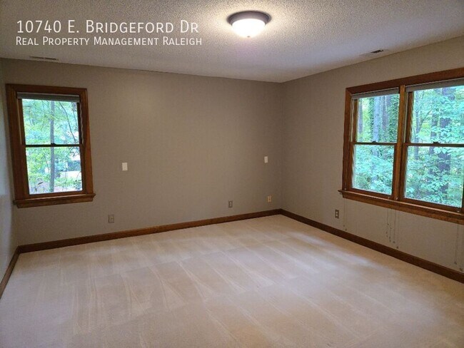 Building Photo - 10740 E Bridgford Dr