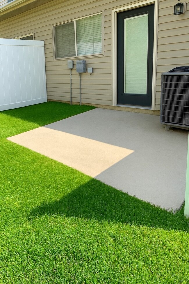 Building Photo - Main-Level Primary Suite in Eagle Creek Townhome