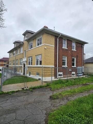 Building Photo - 2417 W Grand St