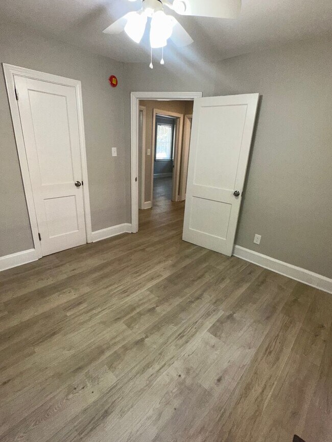 Building Photo - Discover comfort and convenience in a prime Columbia location!