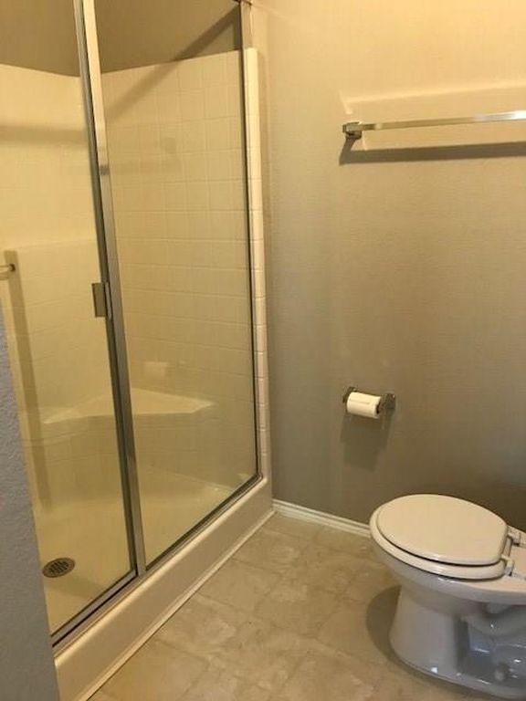 Primary bath - 525 Oxford Loop