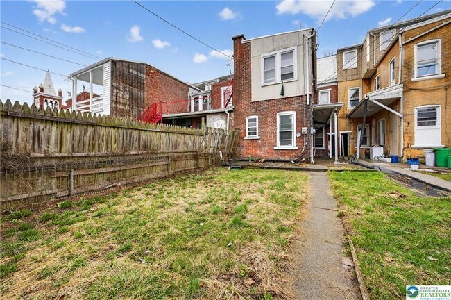 Building Photo - 1139 Linden St