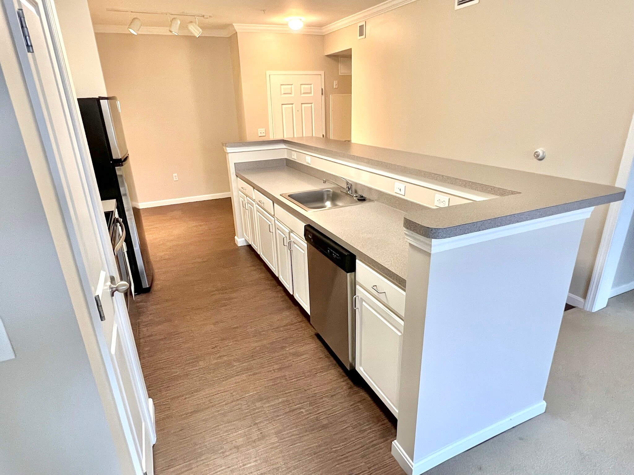 Large Kitchen - 1000 Providence Plz