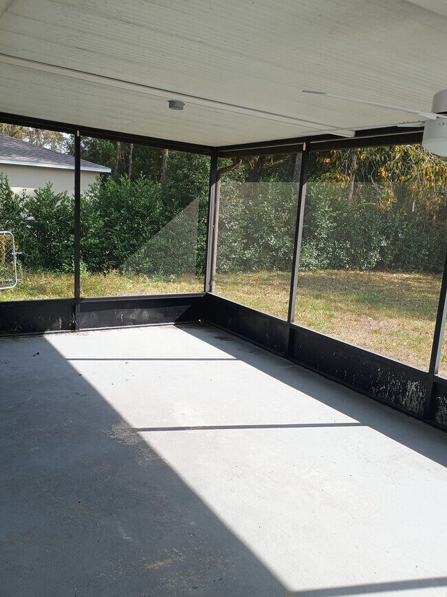 Building Photo - Charming two bedroom two bath one car garage