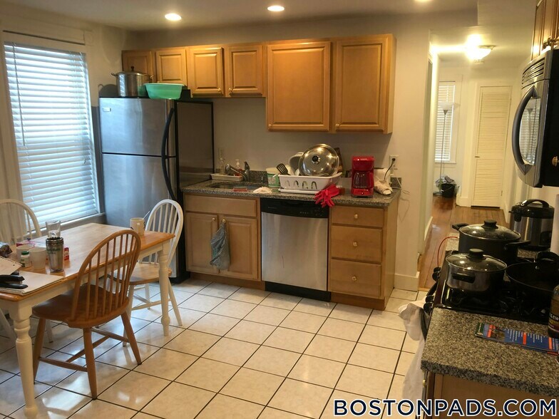 Building Photo - 27 Brackett St