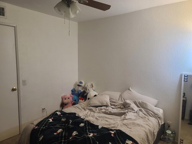 Building Photo - 235 S Cross Creek Rd