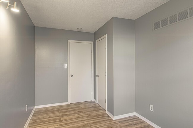 Building Photo - 8011 E 130th Ct