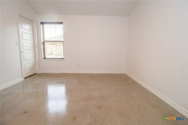 Building Photo - 102 Lost Trl