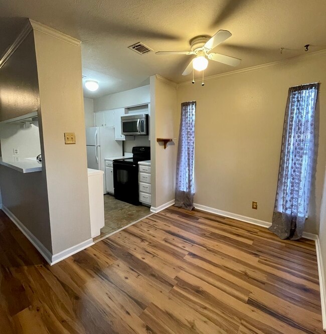 Building Photo - 1051 Country Club Dr