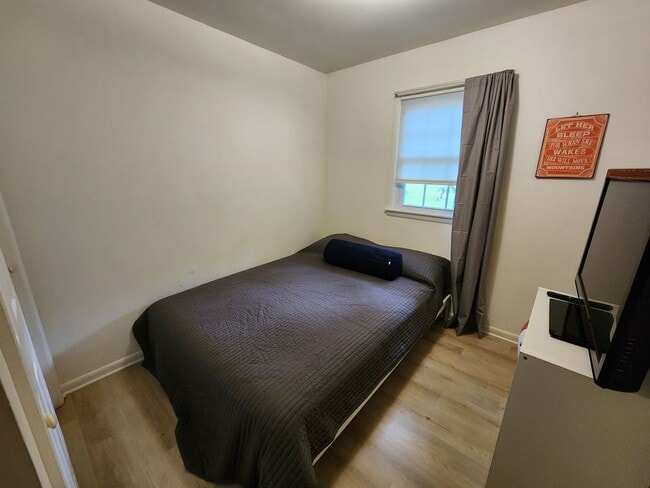Building Photo - Beautiful 3-bedroom, 1.5-bathroom split-le...
