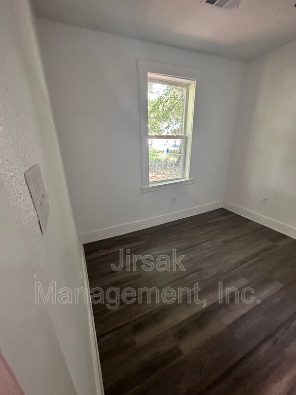 Building Photo - 102 7th St SW