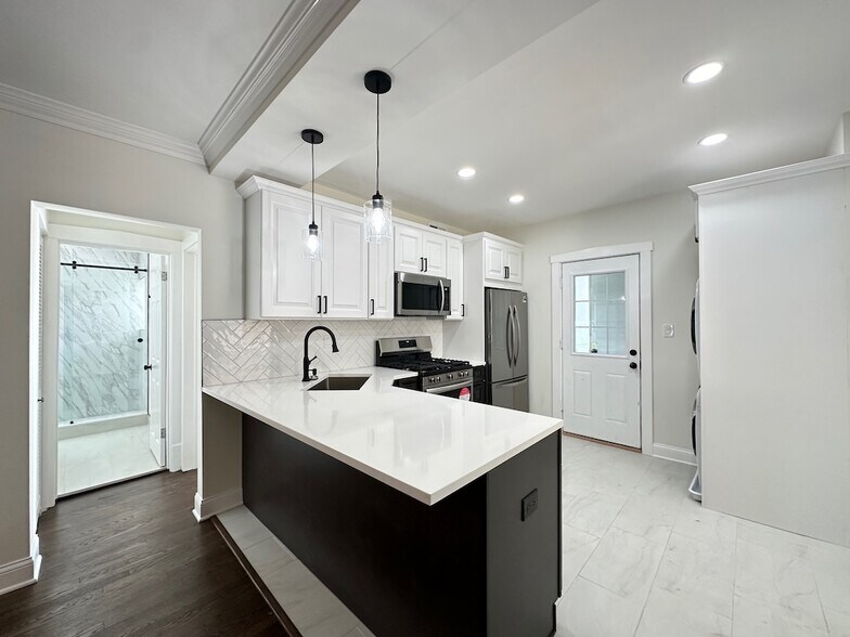 Building Photo - 3051 W Addison St