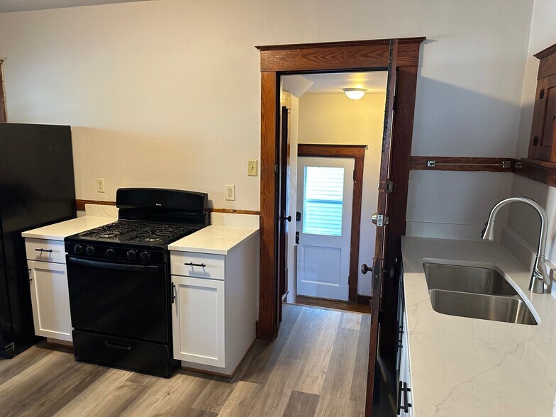 Kitchen with back entrance - 511 Niagara Ave