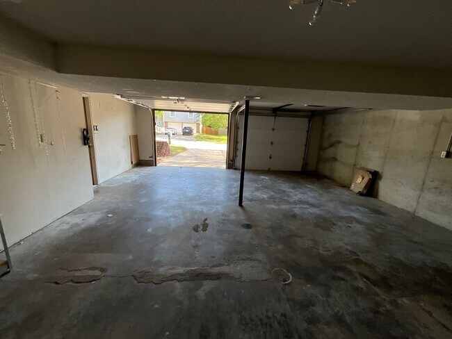 Building Photo - Large Home for Rent in Independence