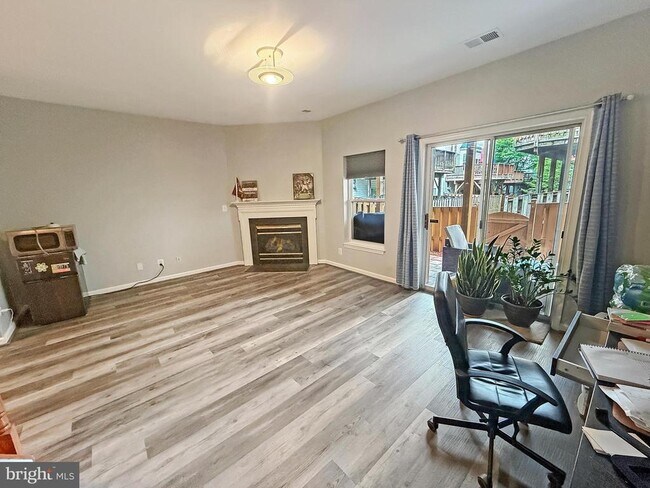Building Photo - 2535 James Monroe Cir