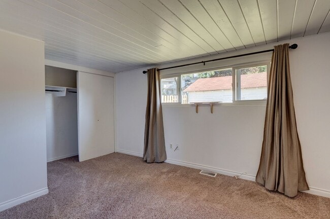 Building Photo - Three Bedroom One Bath House