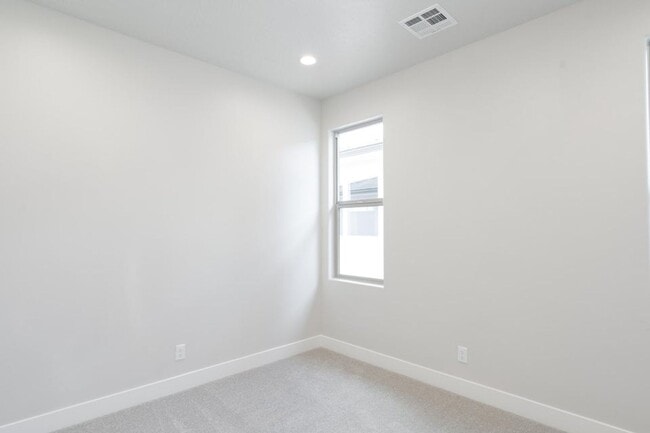 Building Photo - Beautiful New 3 Bedroom Home in Brio