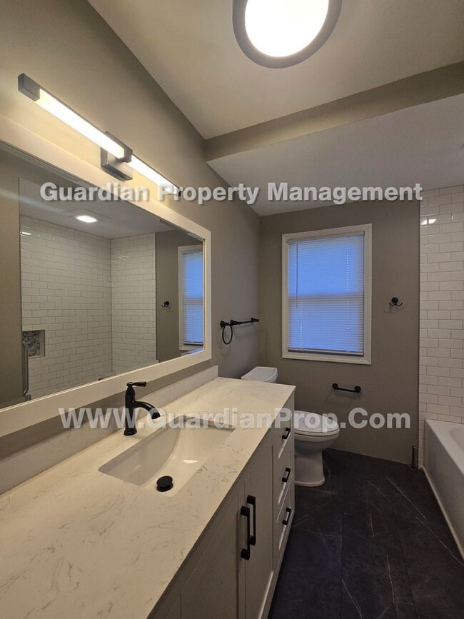 Building Photo - Move-in special and available Now! Bloomington Single Family Home, 2 Car Garage, new kitchen appl...