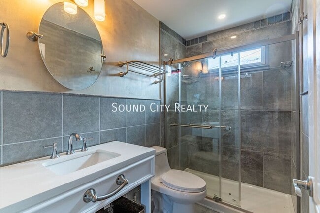 Building Photo - 2410 Albion St