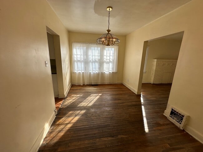Building Photo - 160 Roslyn Dr