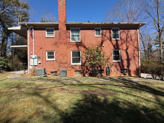 Building Photo - Shorewood Drive