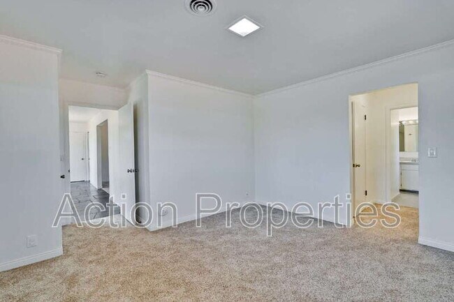 Building Photo - 306 N Clark Ave