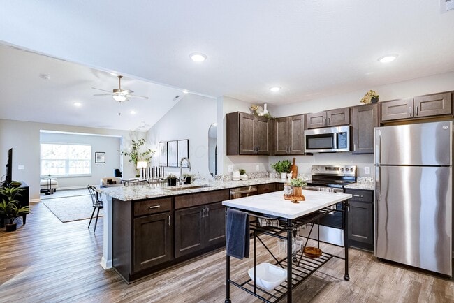 Building Photo - 25 Glade Lp