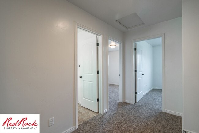 Building Photo - 3 Bedroom Townhome In Southgate Community