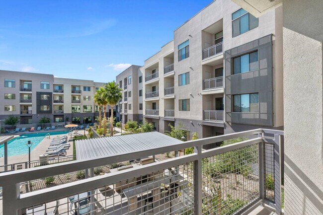 Building Photo - 711 W Broadway Rd