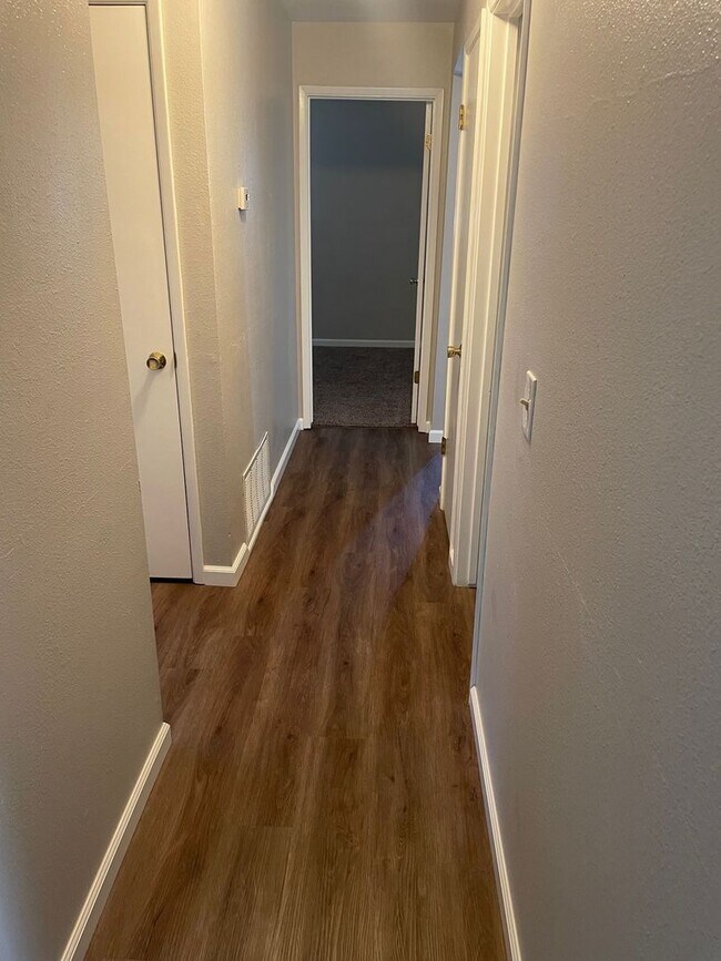 Building Photo - ROSEVILLE HOME FOR  RENT – Spacious 3 Bedroom Home on Large Corner Lot