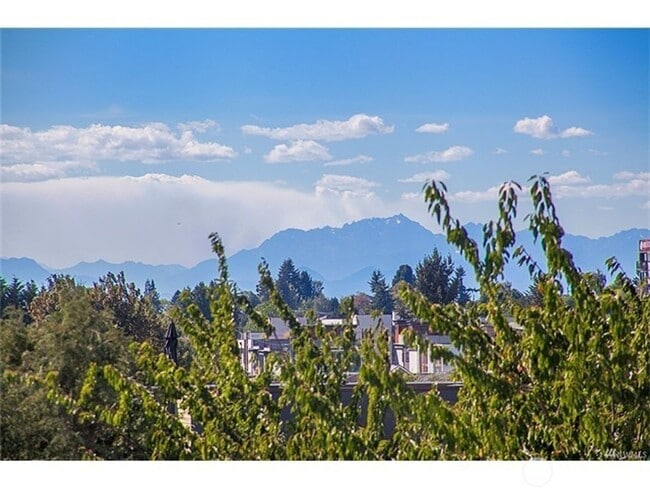 Building Photo - Newer Ballard 3 Bedroom Townhome - Attache...