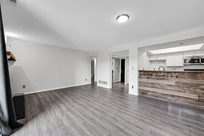 Building Photo - $1,375 - 1 bed, 1 bath located in Colorado Spring with New In Unit Laundry!