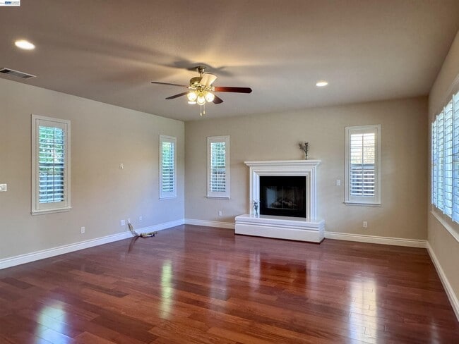 Building Photo - 7875 Kennard Ln