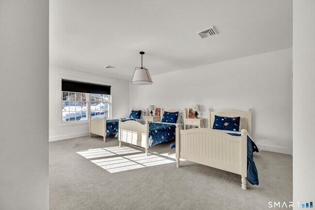 Building Photo - 5 Main Dr