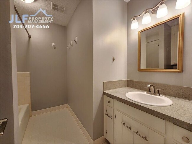 Building Photo - Spacious 3 Bed/2.5 Bath Duplex With Basement.