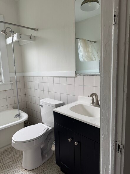 Building Photo - 1637 13th Ave S