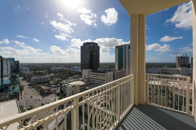 Building Photo - 511 SE 5 Ave