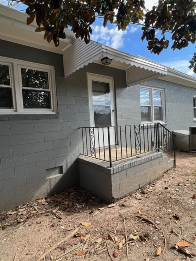 Building Photo - Low Maintenance & Very Affordable Living, Updated 1-BD, 1-BA duplex located in a convenient area ...