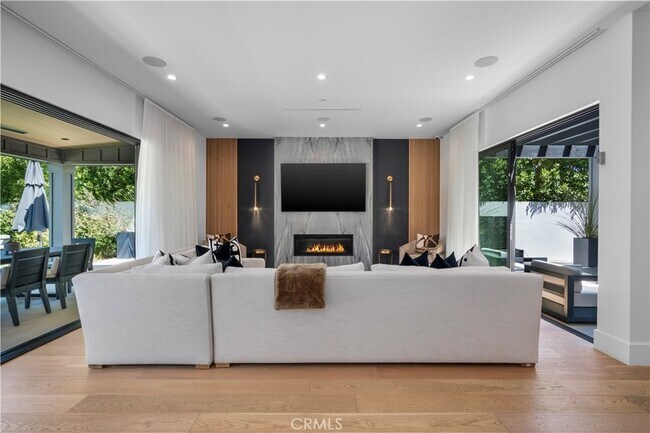 Building Photo - 17631 Tarzana St