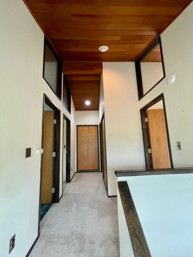 Building Photo - Country Living within one mile to town