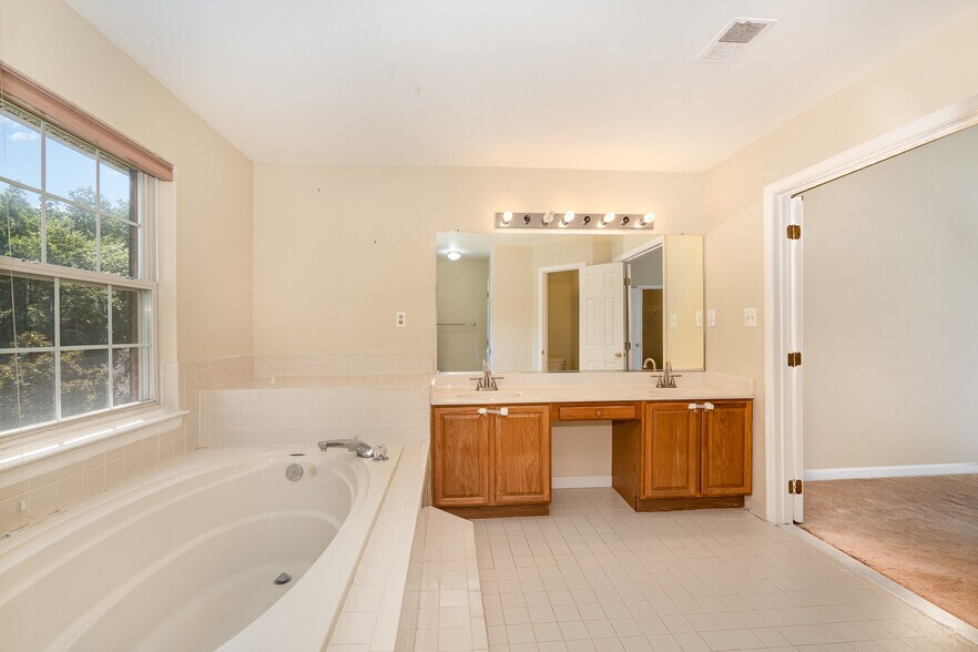 Building Photo - 200 Woodgreen Cir