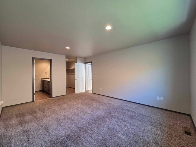 Building Photo - Gorgeous, 3 Bed, 2 Bath HOUSE in Coveted East Wenatchee!