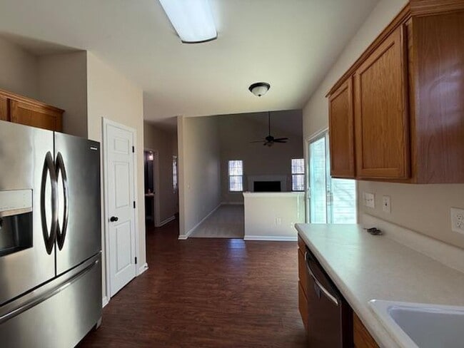 Building Photo - 201 Holmby Ct