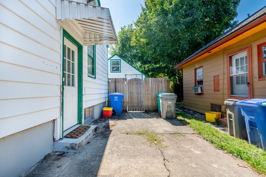 Building Photo - 2306 SE Caruthers St